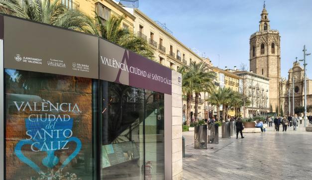 Valencia refuerza su identidad cultural y patrimonial con un nuevo punto informativo sobre el Santo Cáliz en la Plaza de la Reina